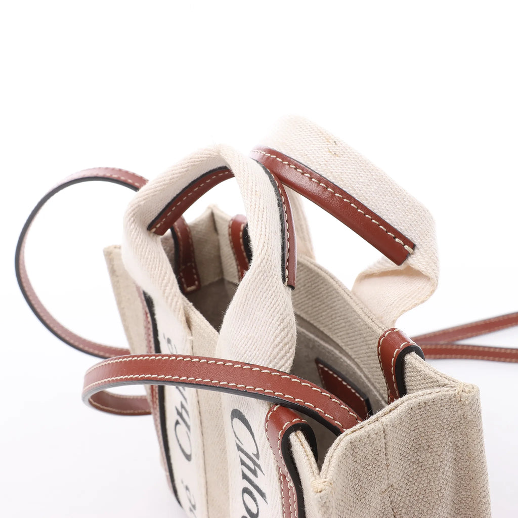 Bolso de mano de lona y piel Chloé Woody Nano de 2 vías en beige y marrón