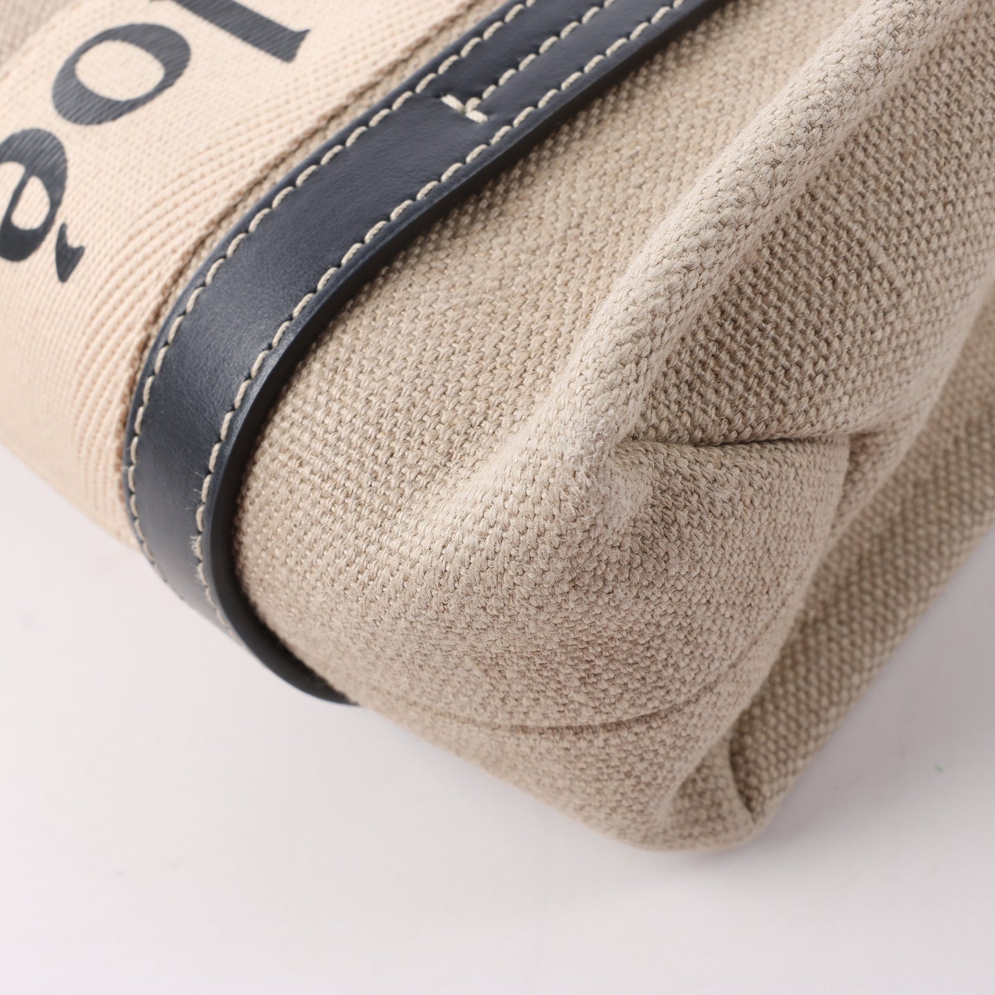 Chloé Woody Kleine 2-Wege-Handtasche aus Canvas und Leder in Beige x Schwarz