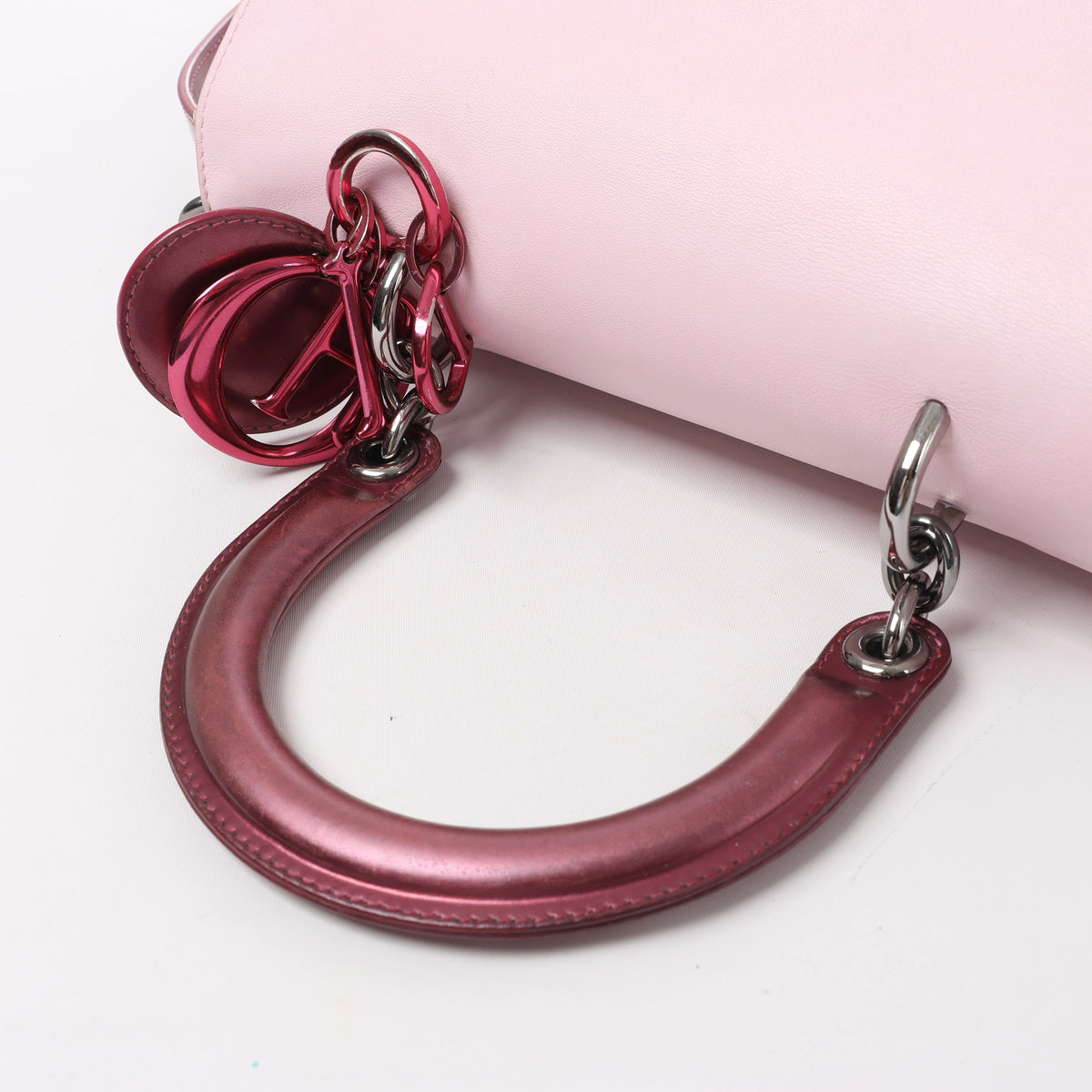 Bolso de mano mediano de dos vías de piel Cannage de Christian Dior en color camello