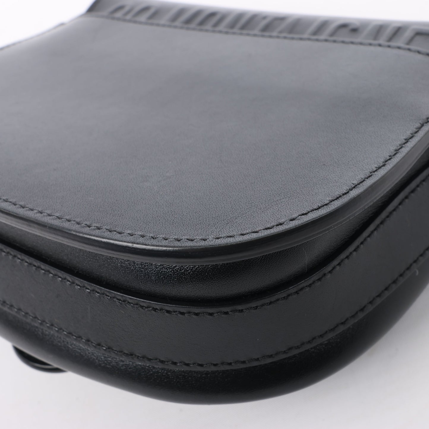 Petit sac bandoulière à rabat en cuir de veau Dior Bobby noir