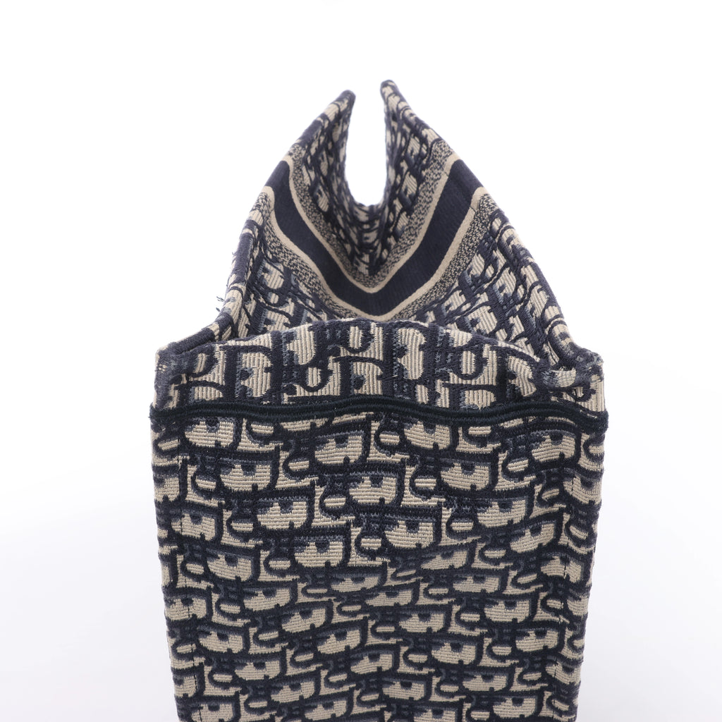 Bolso de hombro grande de lona Dior Book Tote en negro y blanco
