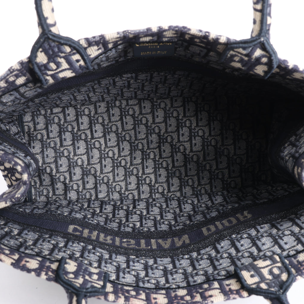 Bolso de hombro grande de lona Dior Book Tote en negro y blanco