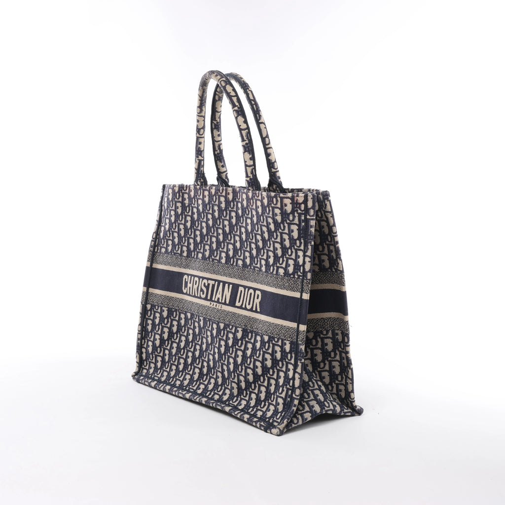 Bolso de hombro grande de lona Dior Book Tote en negro y blanco