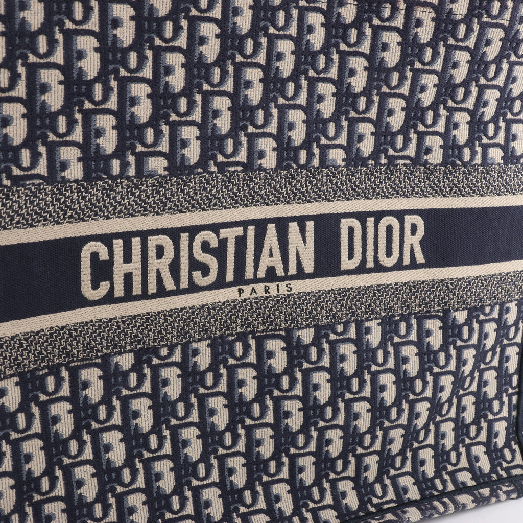 Bolso de hombro grande de lona Dior Book Tote en negro y blanco