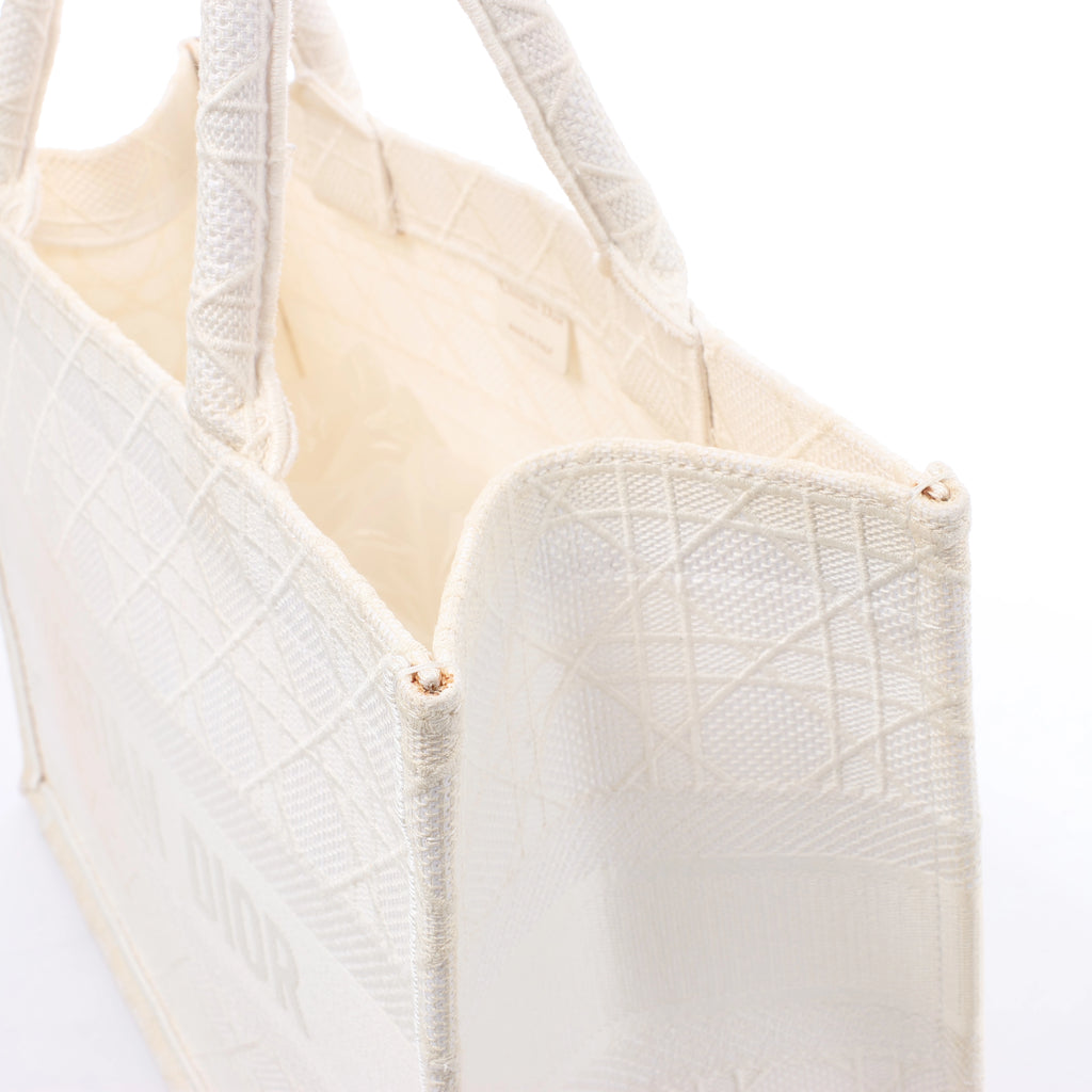 Bolso de hombro grande de lona Dior Book Tote en negro y blanco
