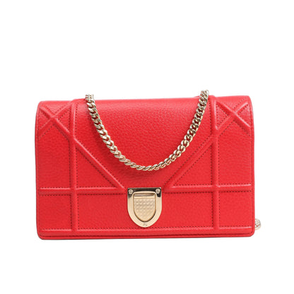 Dior Diorama chain shoulder bag in vibrant red grained leather featuring geometric cannage stitching, a gold-tone chain strap, and signature crest-shaped clasp closure.
