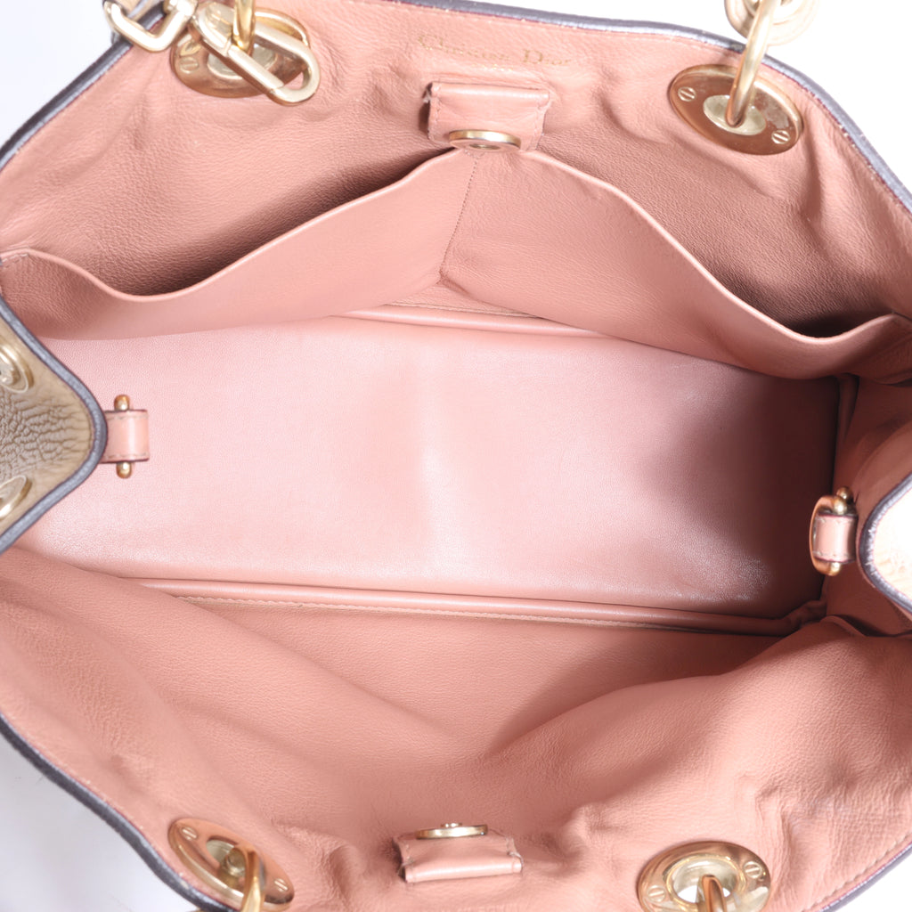 Bolso de mano mediano de dos vías de piel Cannage de Christian Dior en color camello