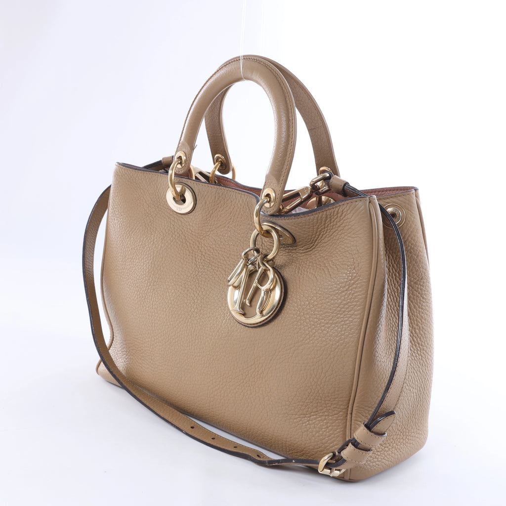 Bolso de mano mediano de dos vías de piel Cannage de Christian Dior en color camello
