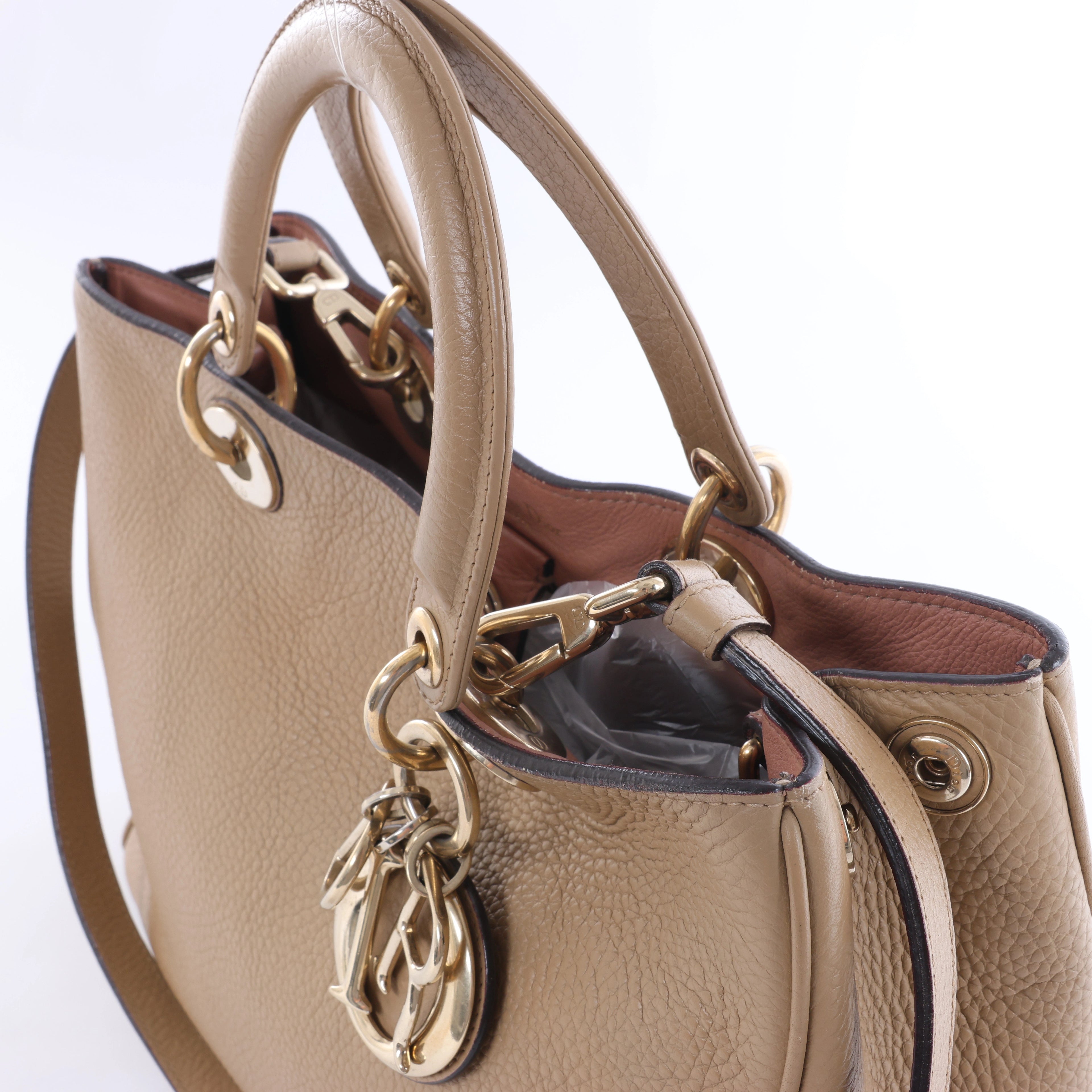 Bolso de mano mediano de dos vías de piel Cannage de Christian Dior en color camello