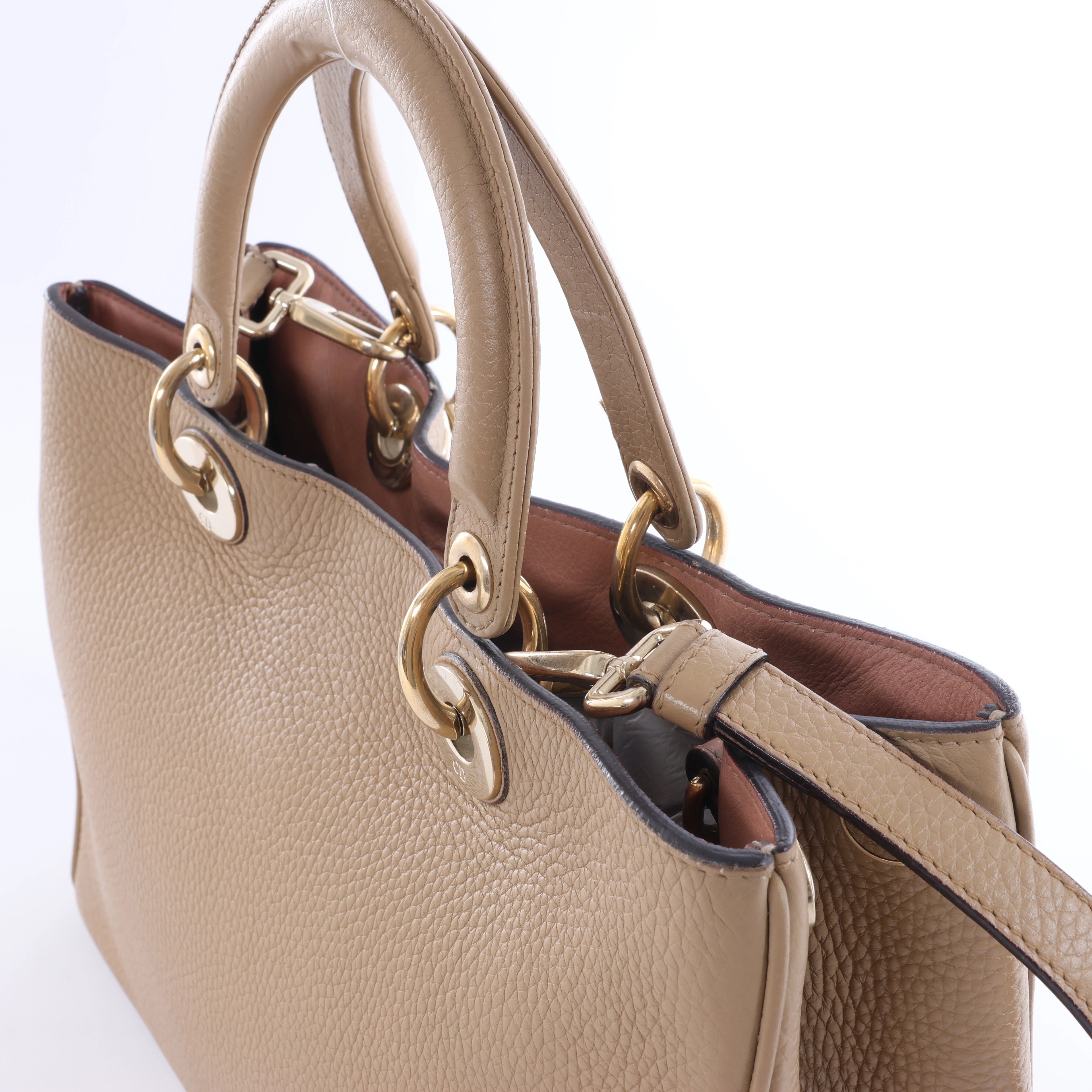 Bolso de mano mediano de dos vías de piel Cannage de Christian Dior en color camello