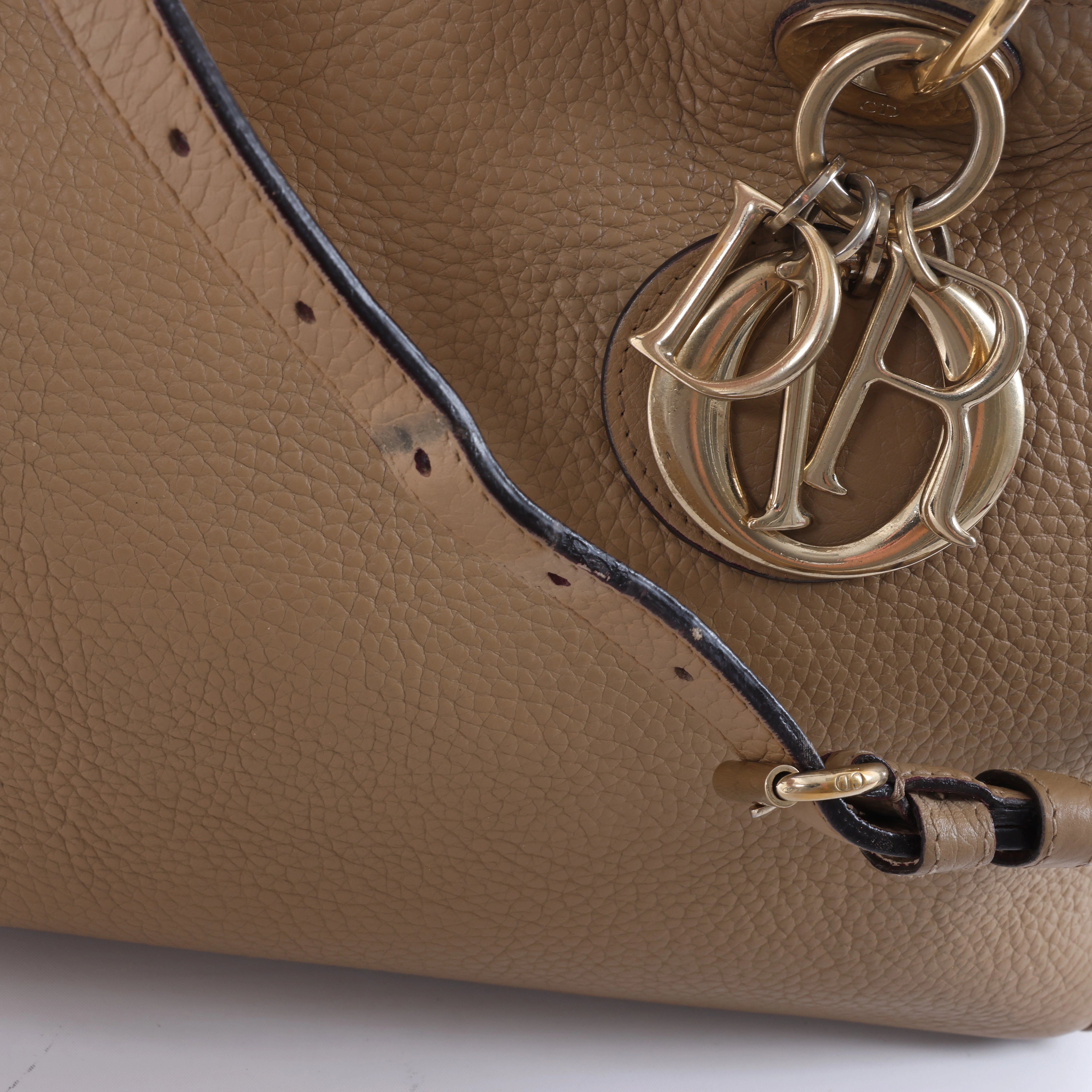 Bolso de mano mediano de dos vías de piel Cannage de Christian Dior en color camello
