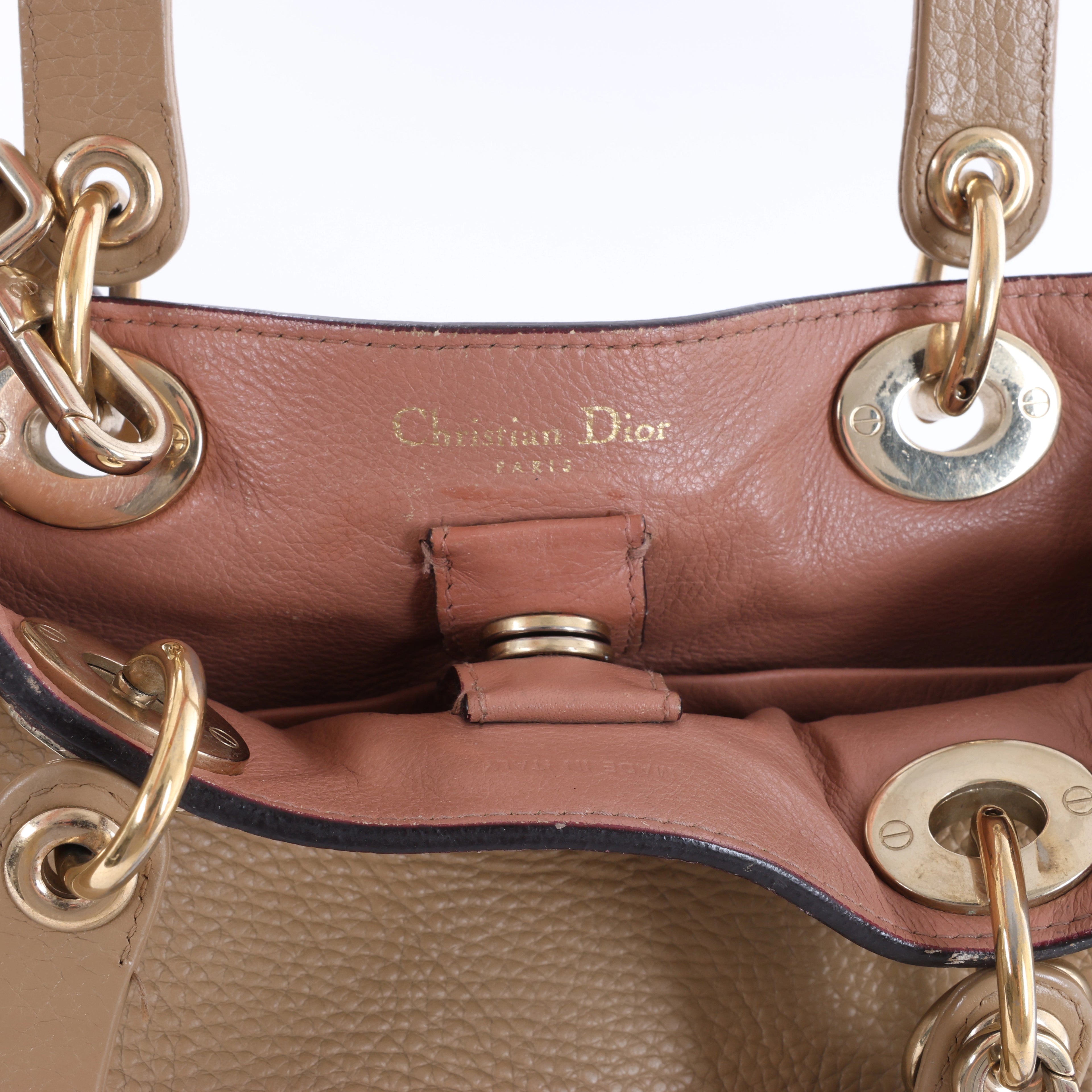 Bolso de mano mediano de dos vías de piel Cannage de Christian Dior en color camello