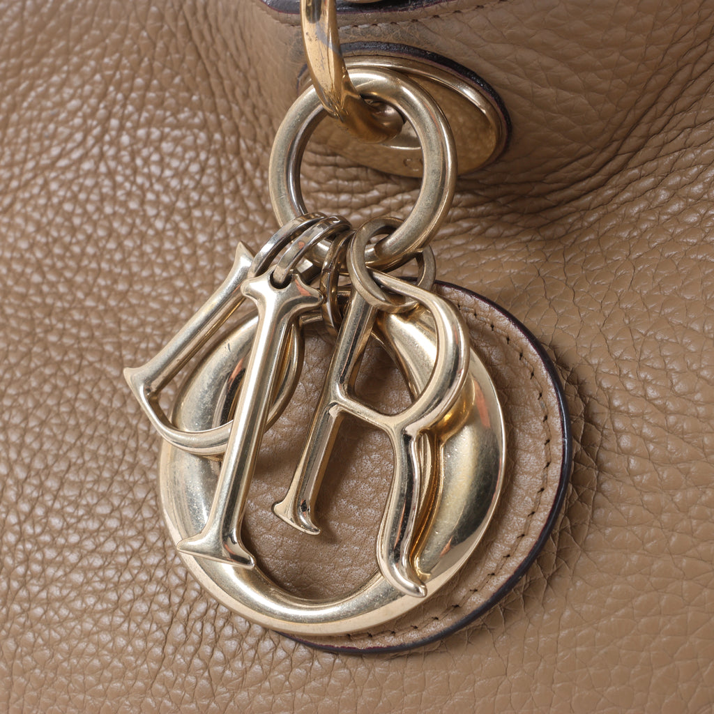 Bolso de mano mediano de dos vías de piel Cannage de Christian Dior en color camello