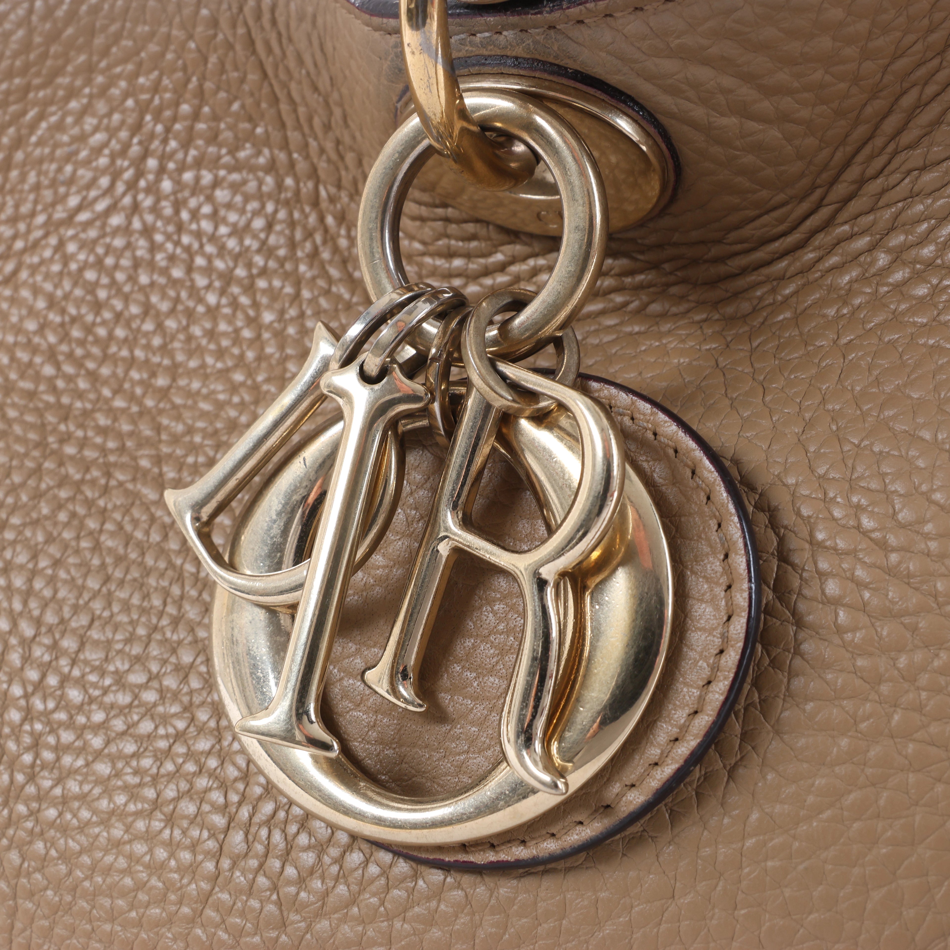 Bolso de mano mediano de dos vías de piel Cannage de Christian Dior en color camello