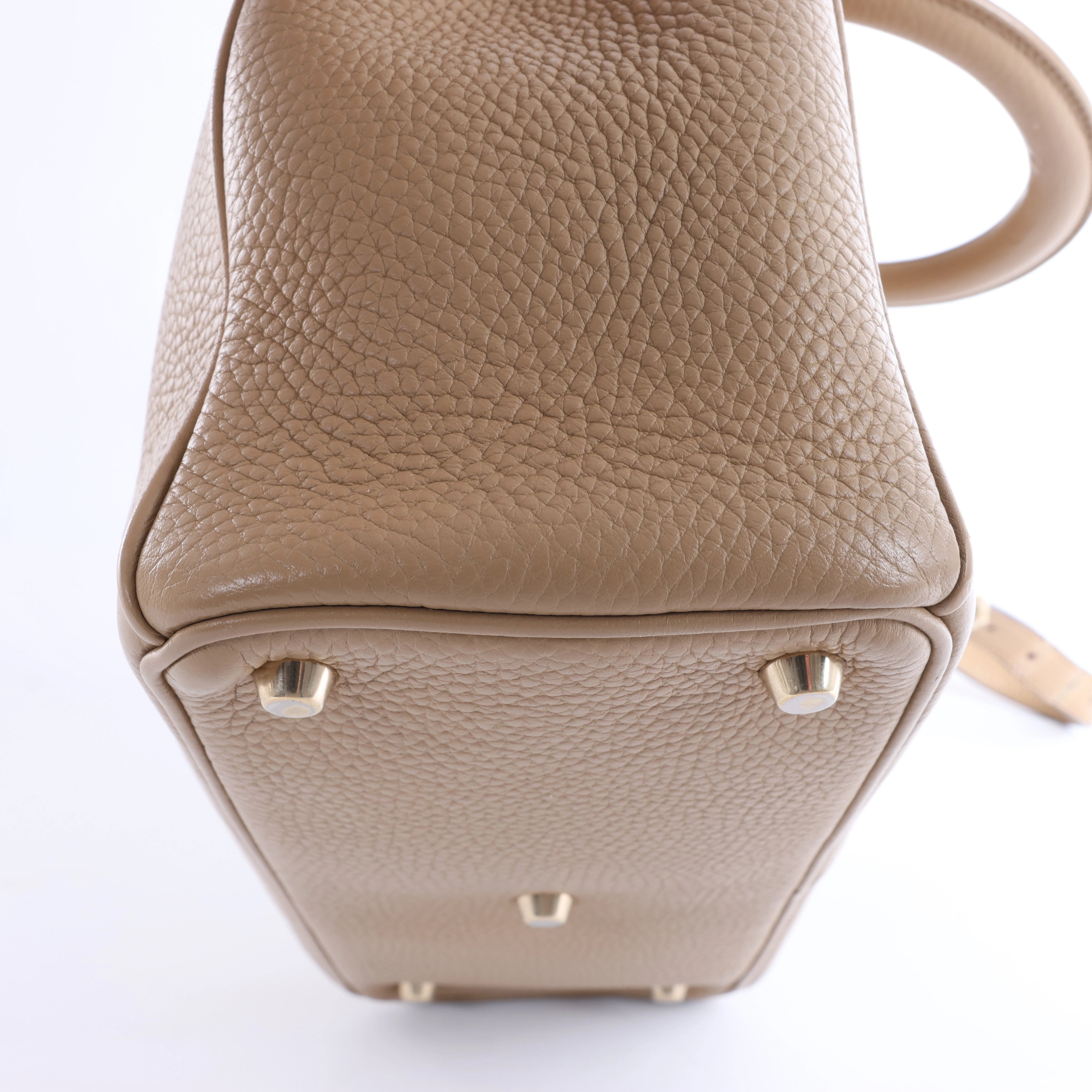 Bolso de mano mediano de dos vías de piel Cannage de Christian Dior en color camello