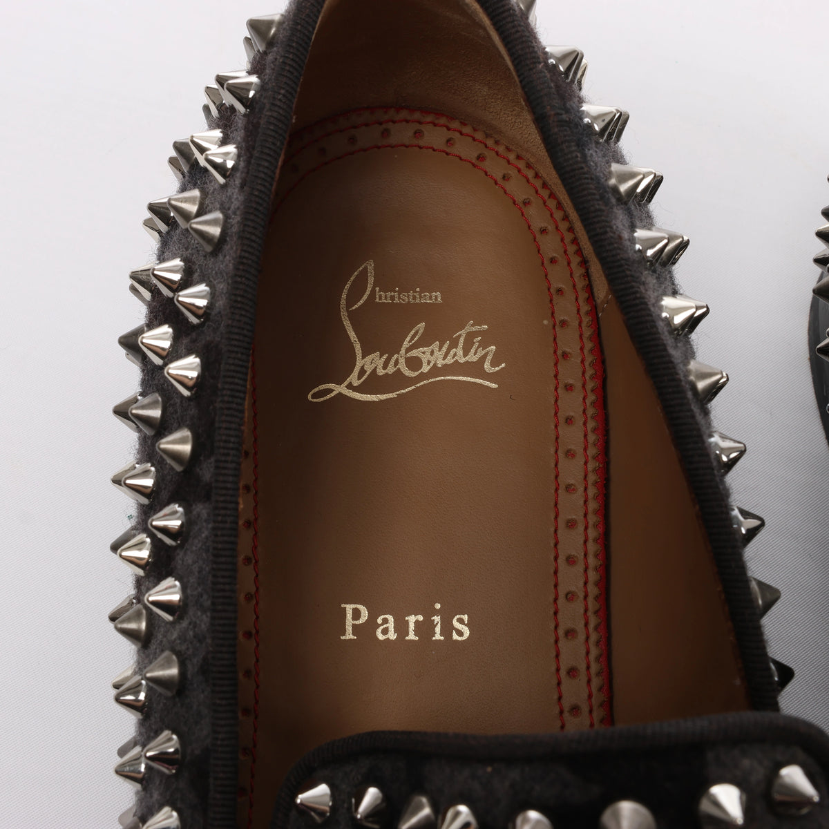 Christian Louboutin - Zapatos sin cordones de piel con tachuelas en negro, talla 42