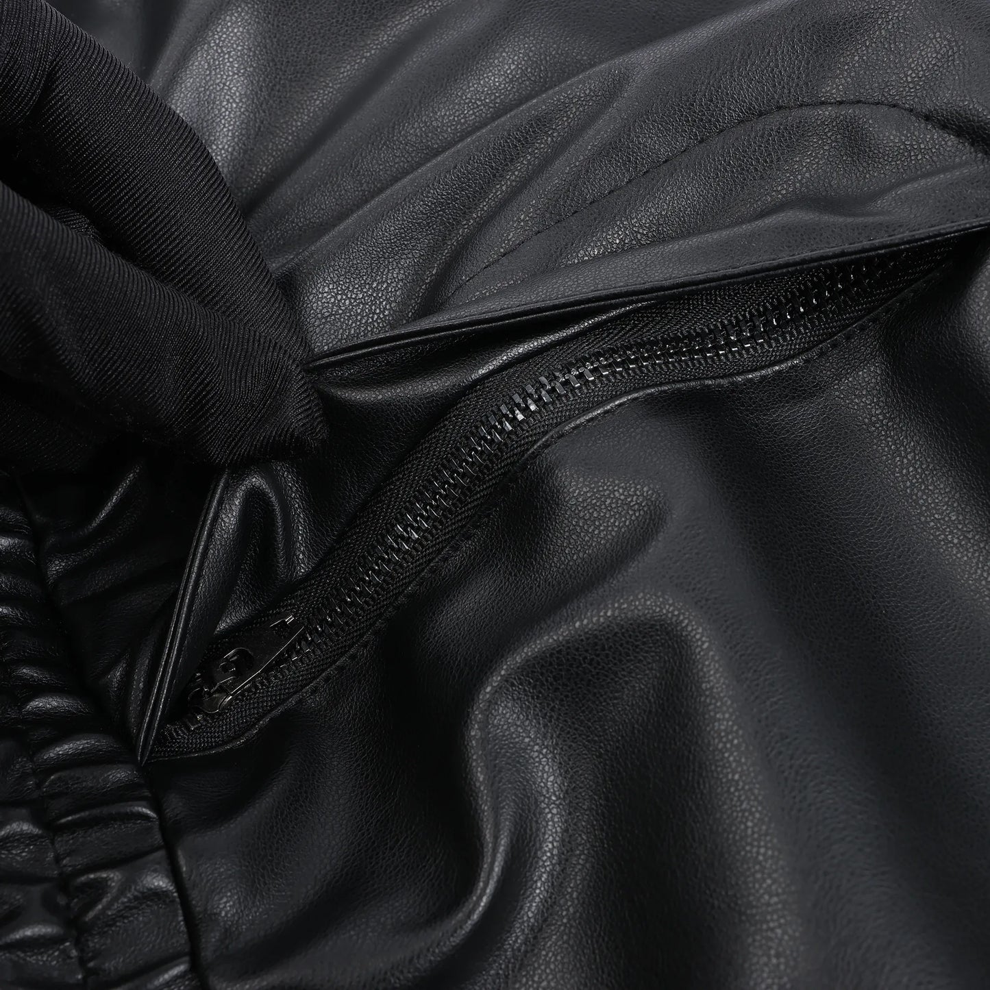 DIESEL Oversized Cargohose aus beschichtetem Stoff in Schwarz p-MARTY-LTH, Größe 48 IT