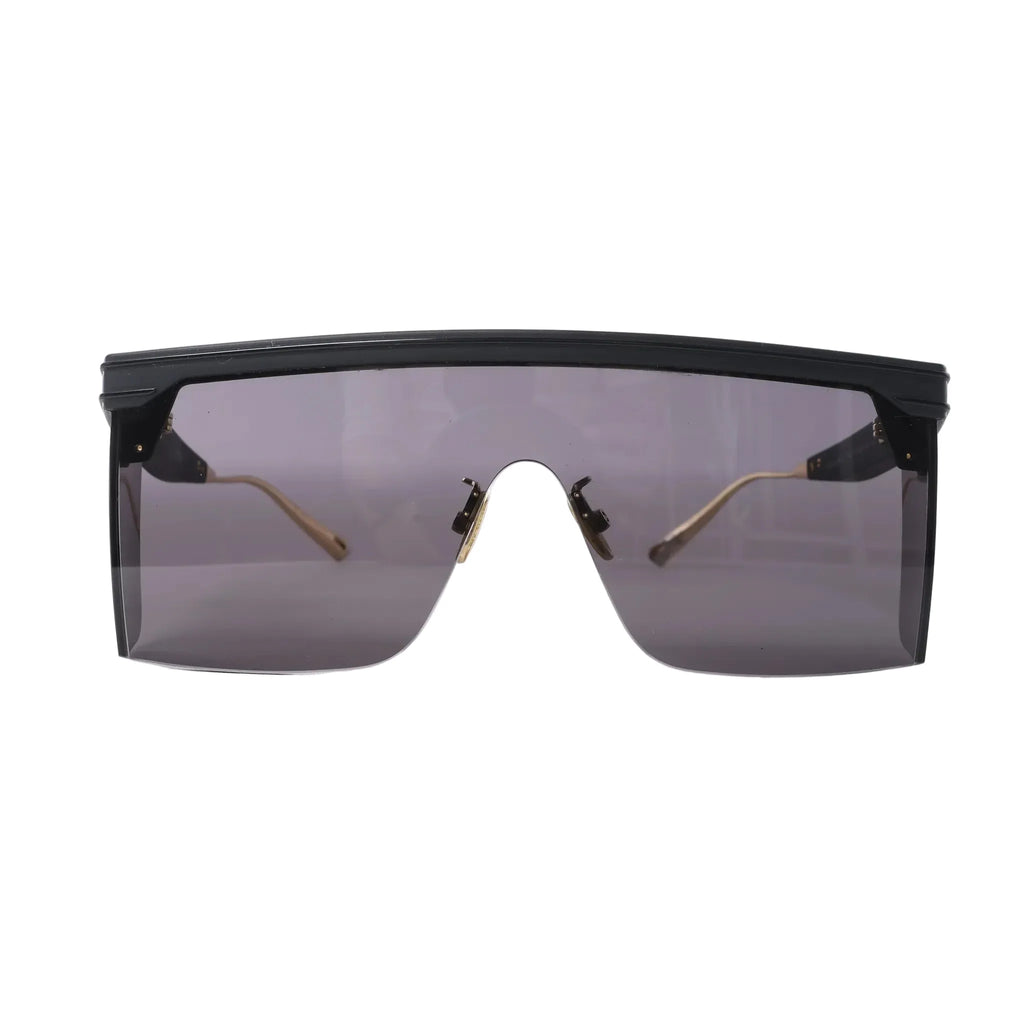 Dior DiorClub M1U shield sunglasses with oversized smoky gray lens, black top frame, adjustable nose pads and slim metal temples on white background.