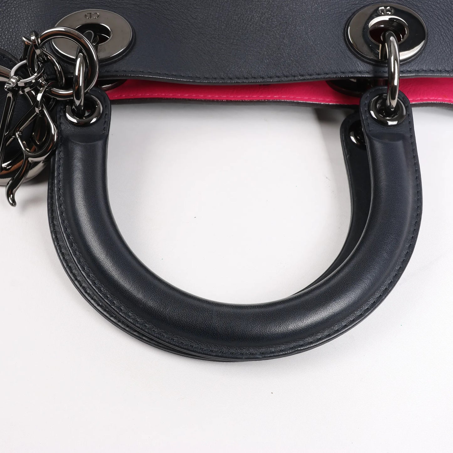 Große 2-Wege-Handtasche aus Glattleder von Dior Diorissimo in Schwarz x Rose Indien