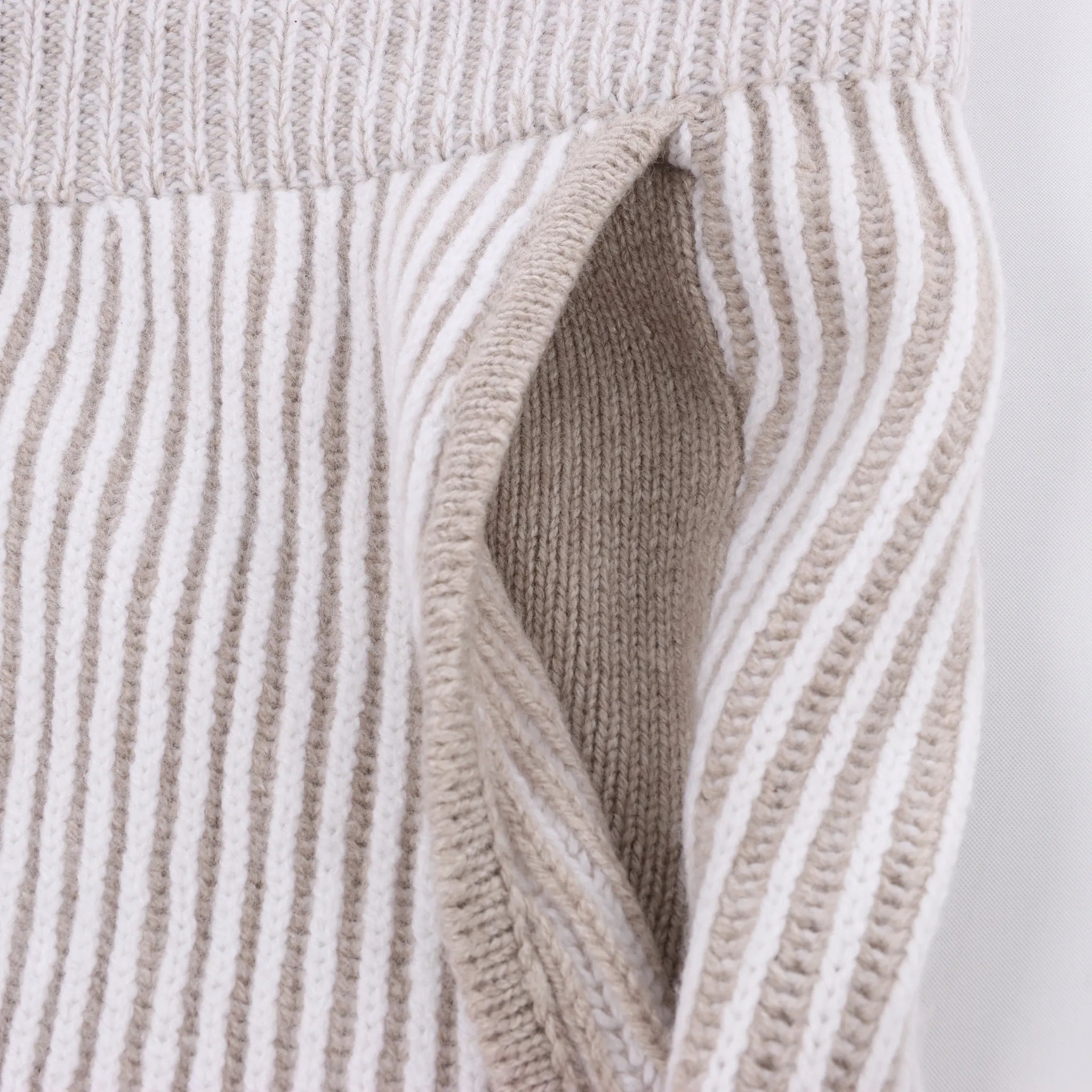 Eleventy Casual Wool Trousers in Light Gray, Size M