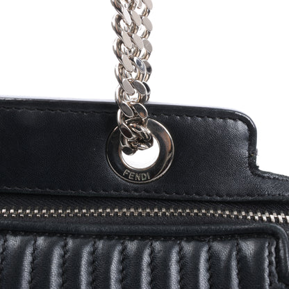 Fendi – Dotcom – Halb-Schultertasche aus schwarzem Leder mit Kettenriemen