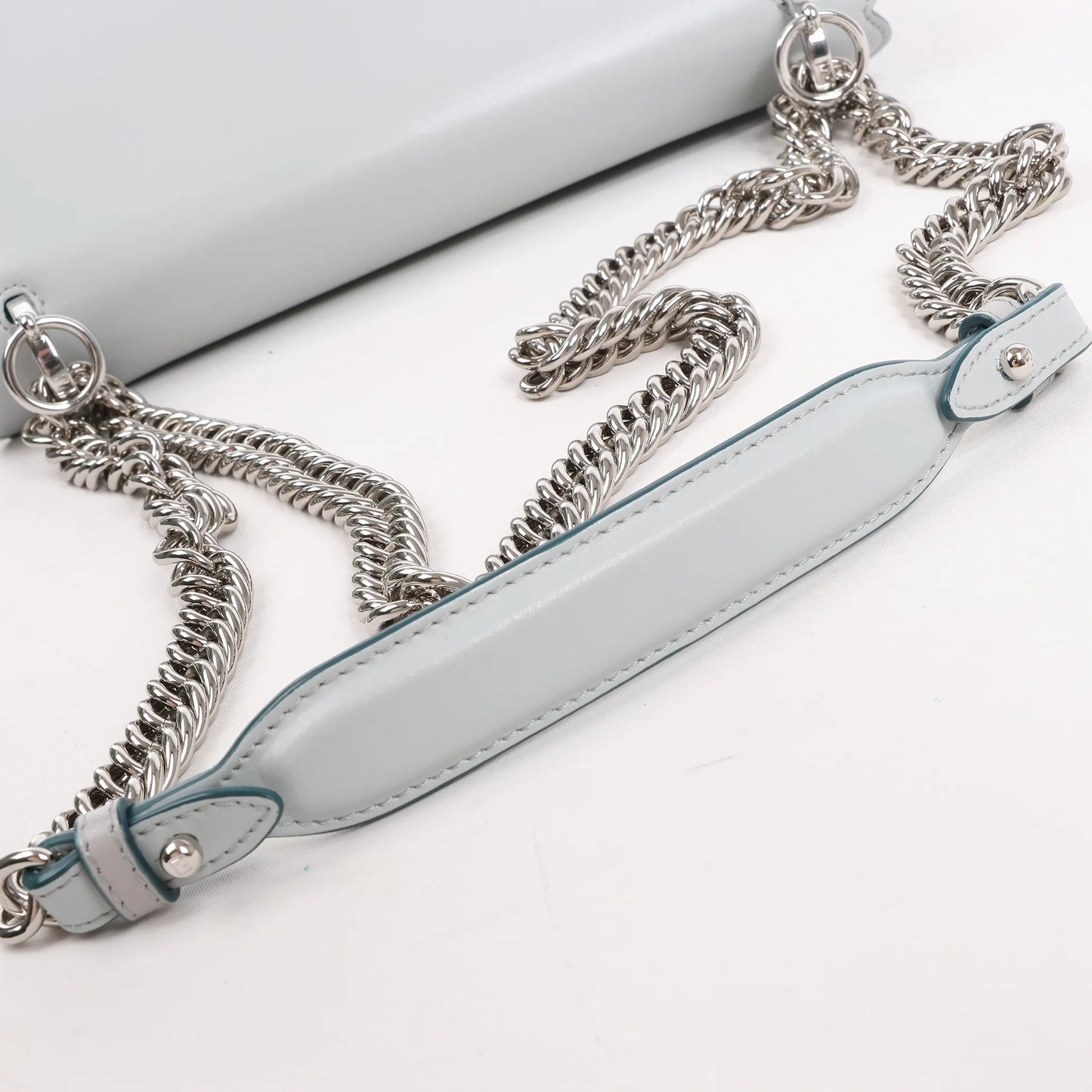 Sac à main bidirectionnel en cuir FENDI Kan I bleu 8BT283