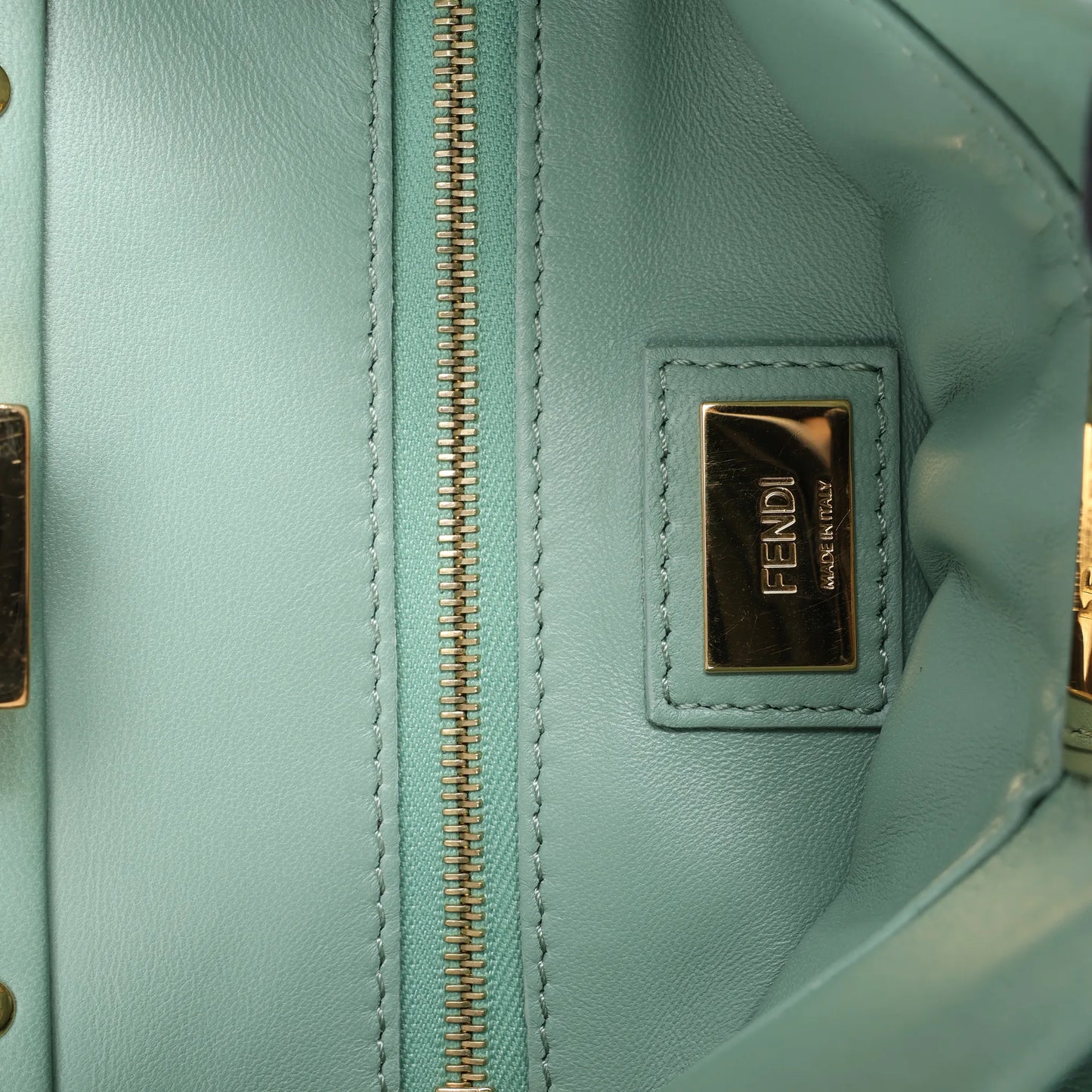 Fendi Peekaboo Mini 2-Wege-Handtasche aus Leder in Grün 8BN244