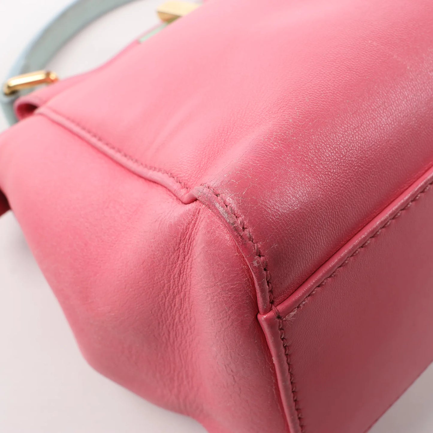 Mini sac à main Fendi Peekaboo en cuir rose