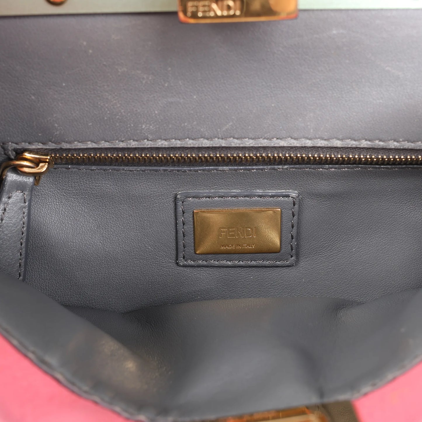 Mini sac à main Fendi Peekaboo en cuir rose