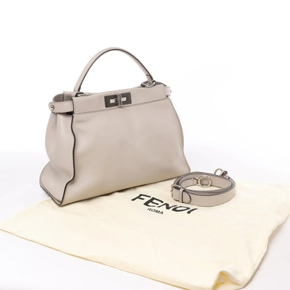 Fendi Peekaboo Regular 2-Wege-Handtasche aus Leder in Hellgreige 8BN290