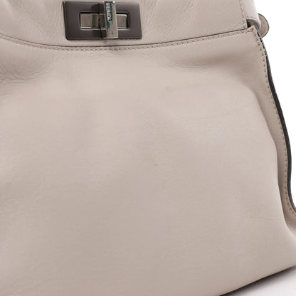 Fendi Peekaboo Regular 2-Wege-Handtasche aus Leder in Hellgreige 8BN290