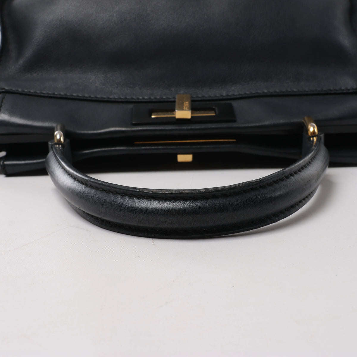 Bolso de piel Fendi Peekaboo Regular Selleria en Greige 8BN290