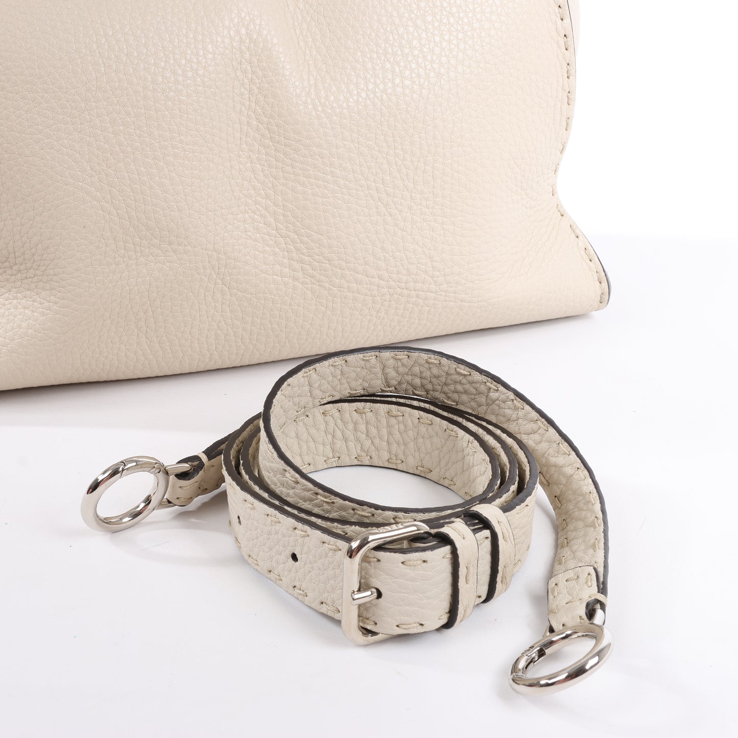 Sac à main Fendi Peekaboo Regular Selleria en cuir beige 8BN290