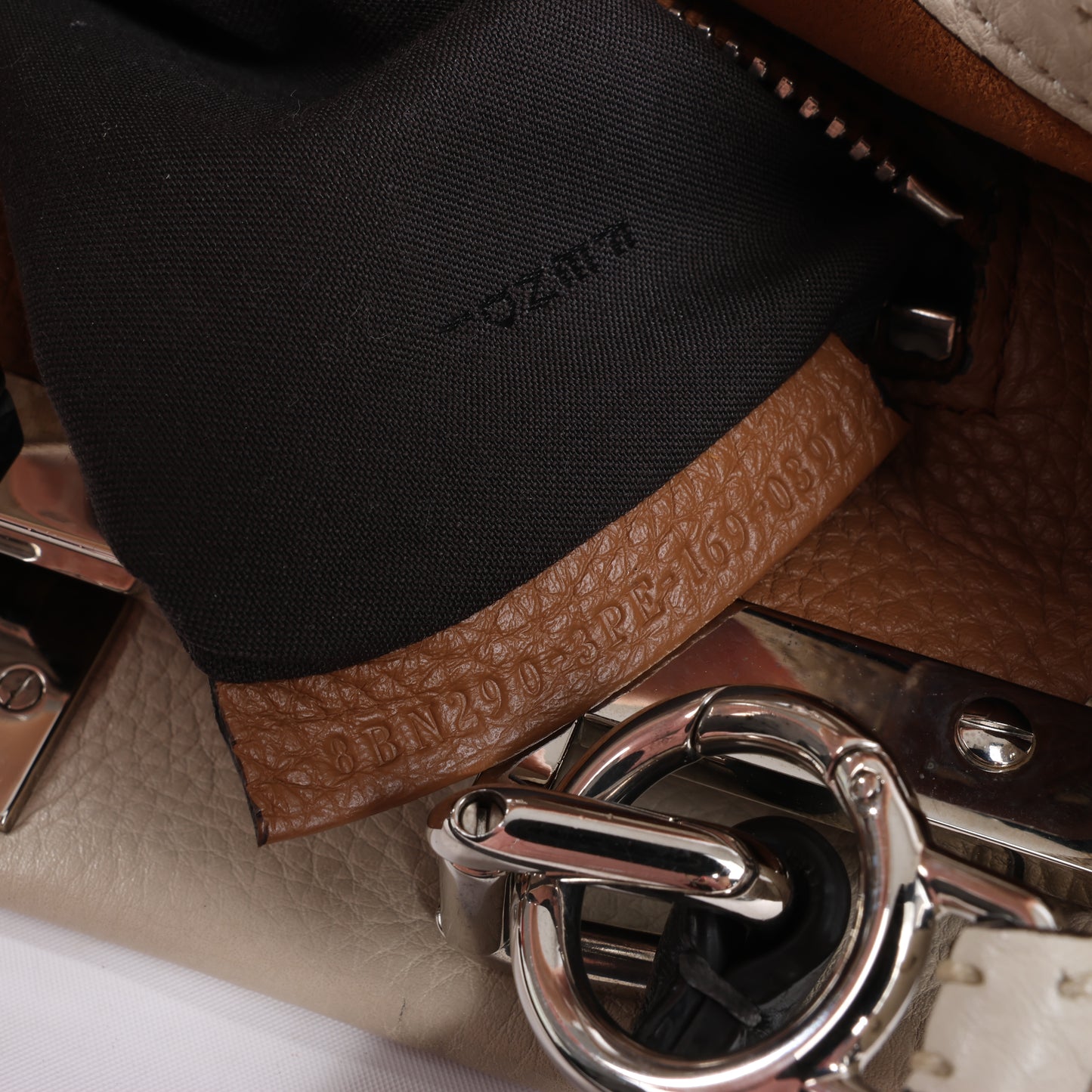 Sac à main Fendi Peekaboo Regular Selleria en cuir beige 8BN290
