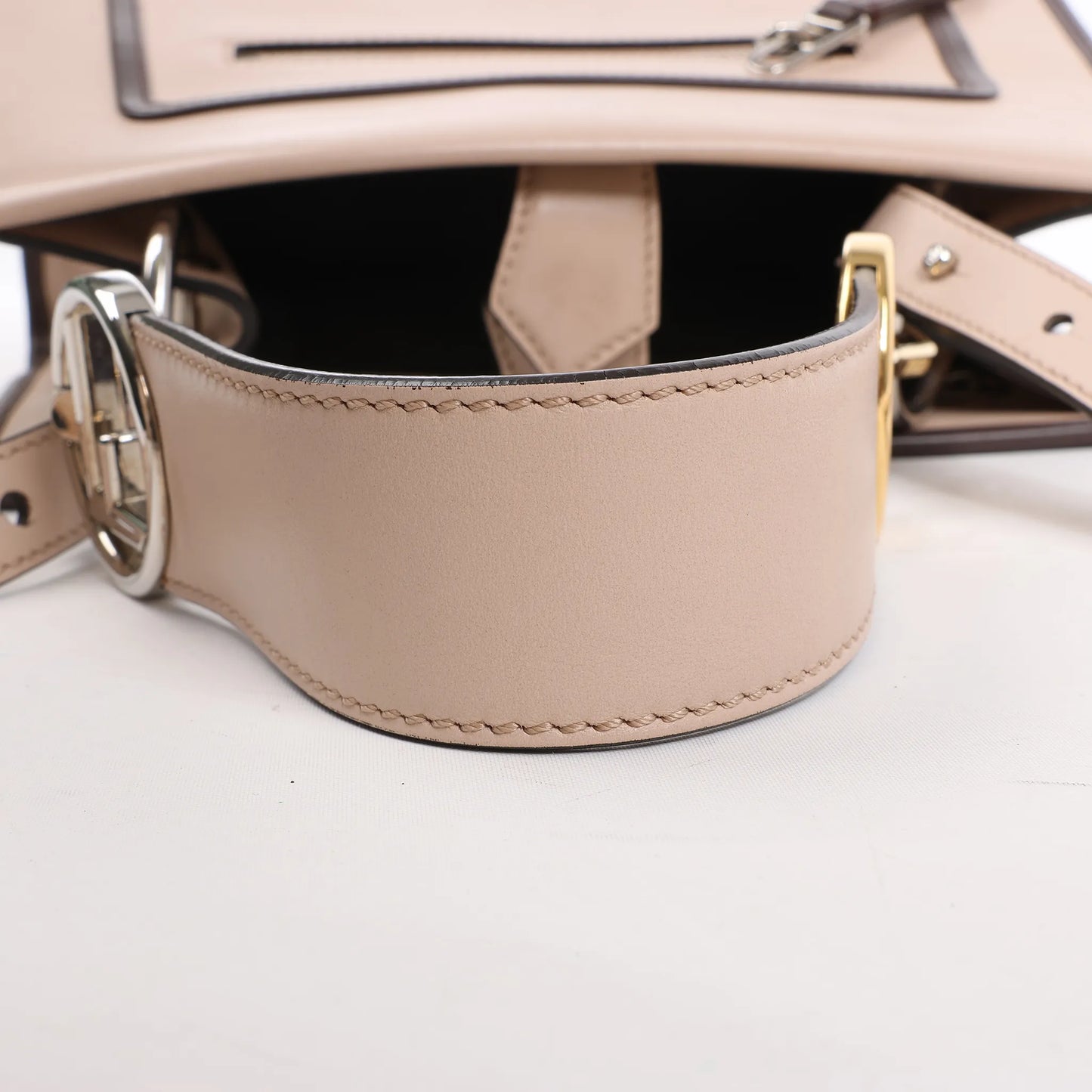 Sac à main Fendi Runaway en cuir beige poudré 8BH344