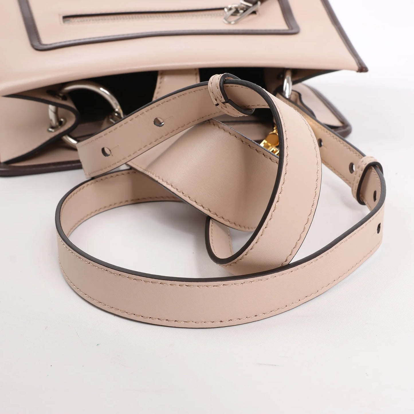 Sac à main Fendi Runaway en cuir beige poudré 8BH344