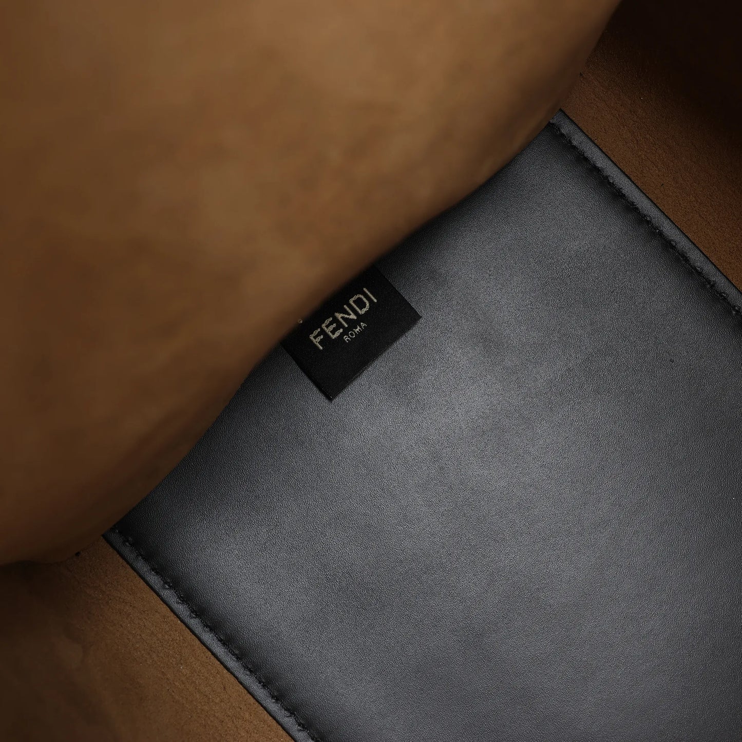 Grand sac à main en cuir Fendi Sunshine noir 8BH372