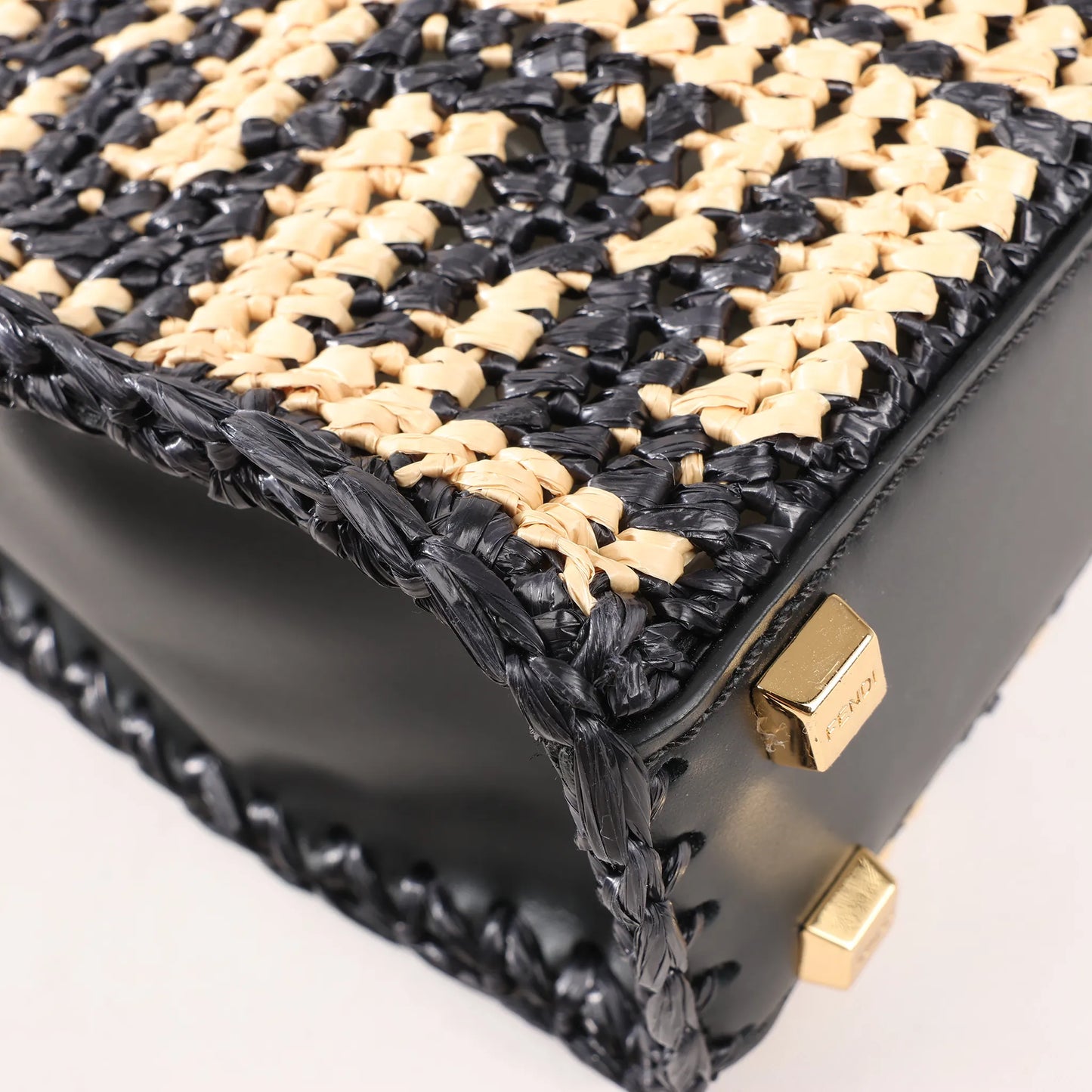 Fendi Mon Sunshine Shopper Zucchino Kleine 2-Wege-Handtasche aus Raffia und Leder in Schwarz und Beige 8BS051