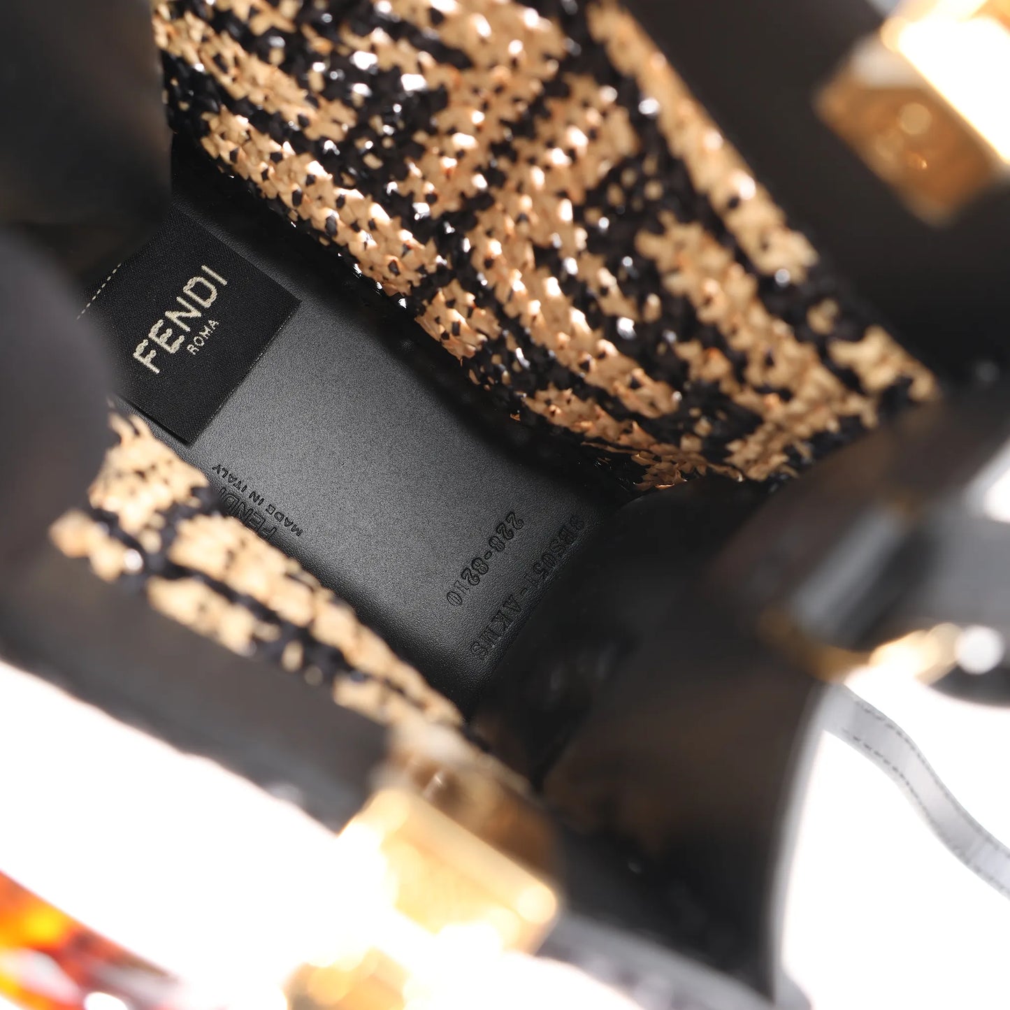 Fendi Mon Sunshine Shopper Zucchino Kleine 2-Wege-Handtasche aus Raffia und Leder in Schwarz und Beige 8BS051