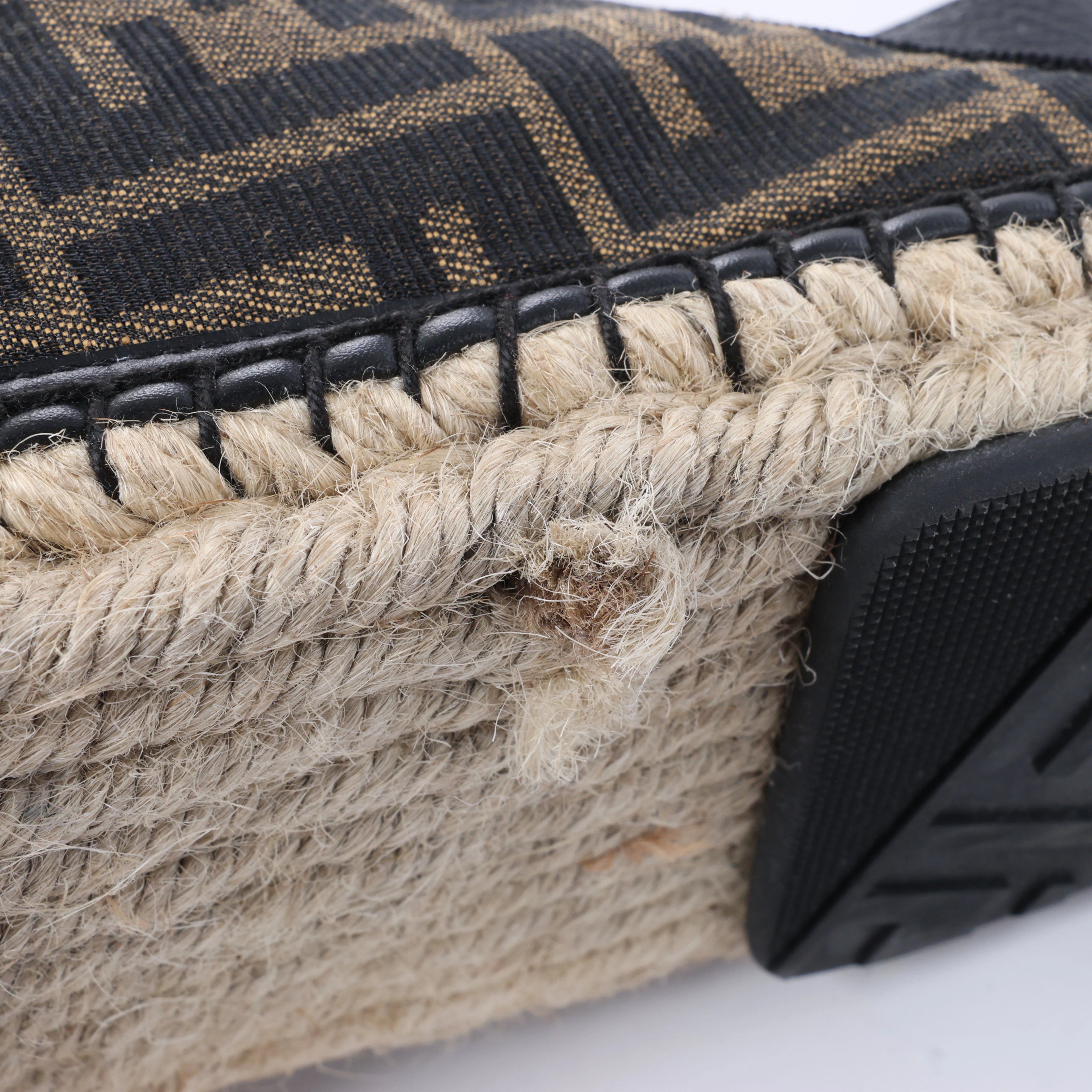 Sandalias de goma Fendi en color crudo, talla 46 UE