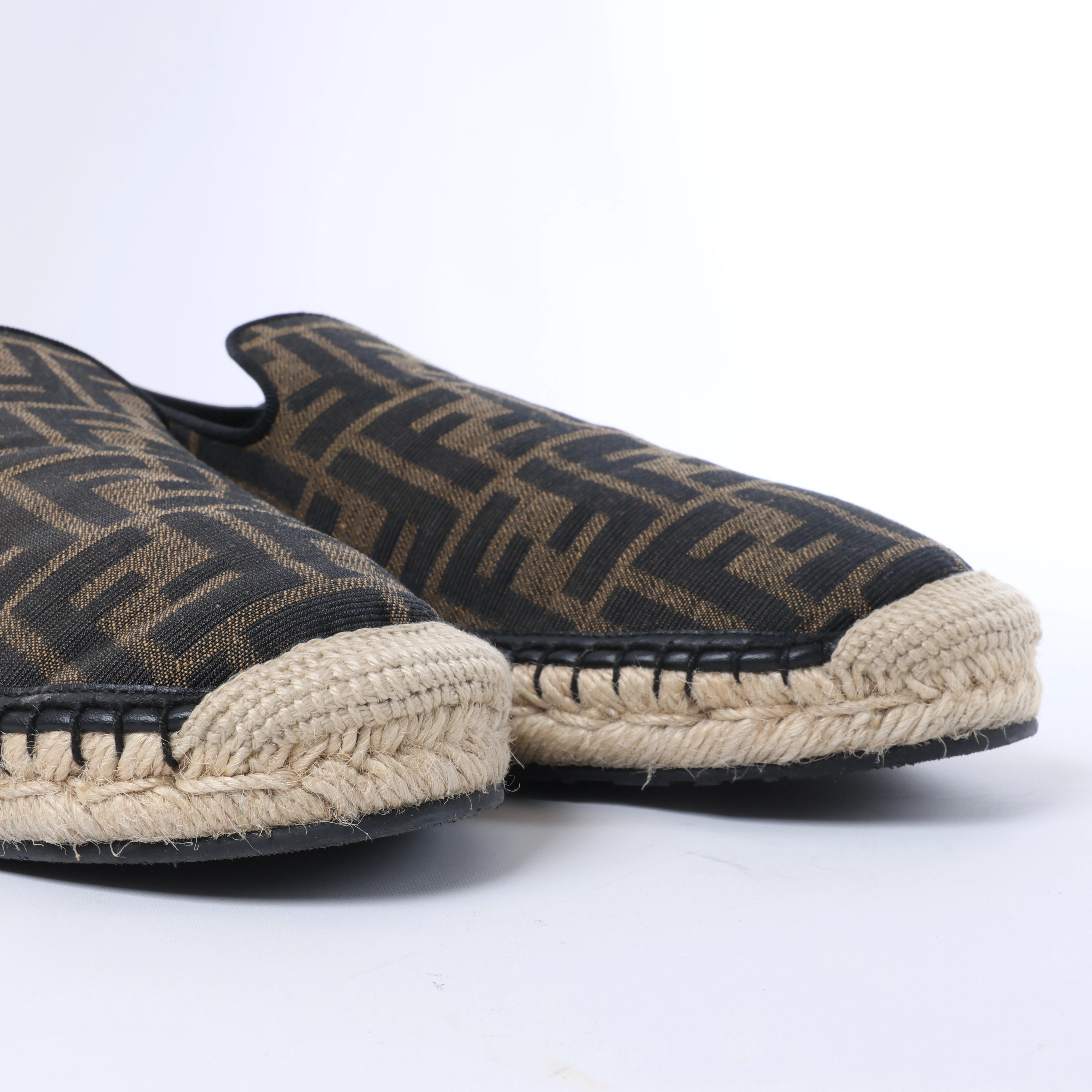 Sandalias de goma Fendi en color crudo, talla 46 UE