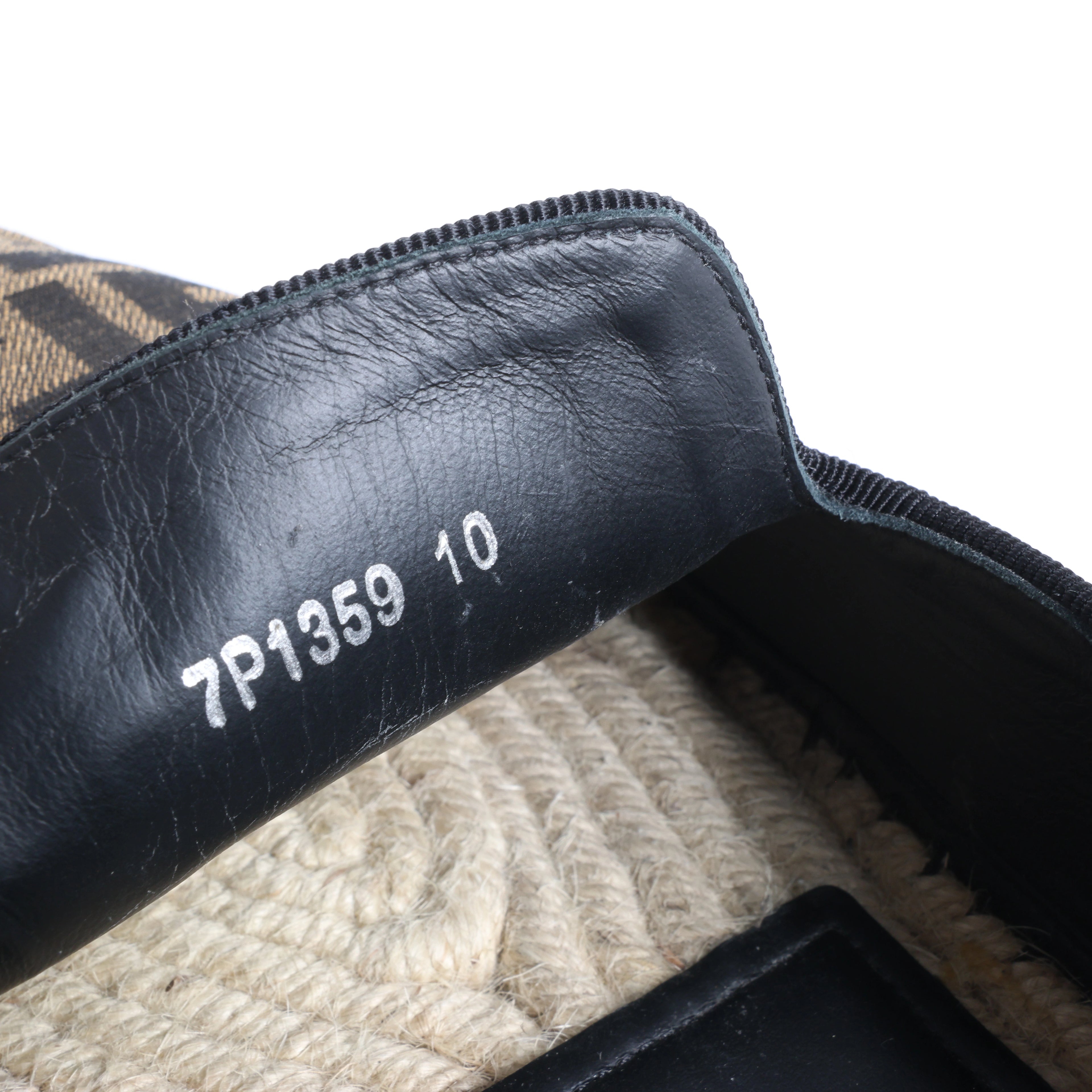 Sandalias de goma Fendi en color crudo, talla 46 UE