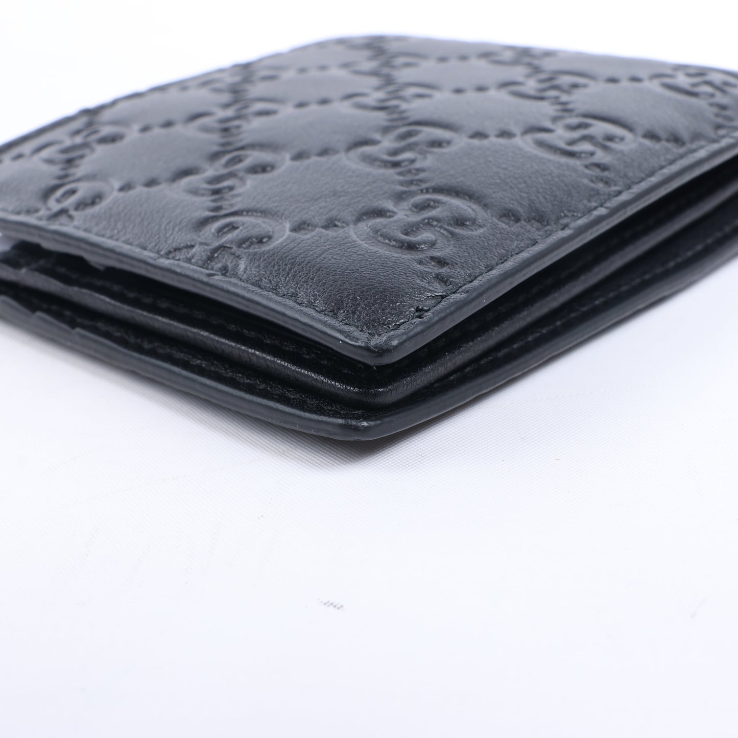 Portefeuille compact en cuir noir Gucci Guccissima 212185