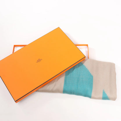 Hermès Carré Géant „Calégé amplume HIKAT“ Einstecktuch aus Kaschmir und Seide in Beige x Grün