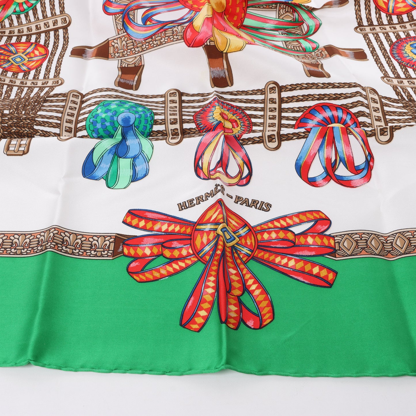 Hermès Carré 90 "Les Rubans du Cheval" Foulard 100% Soie en Vert