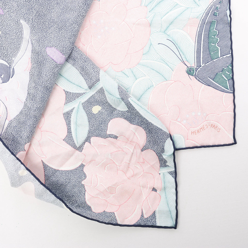 Hermès Carré 70 "Drunk by the wind" Silk handkerchief in Gray