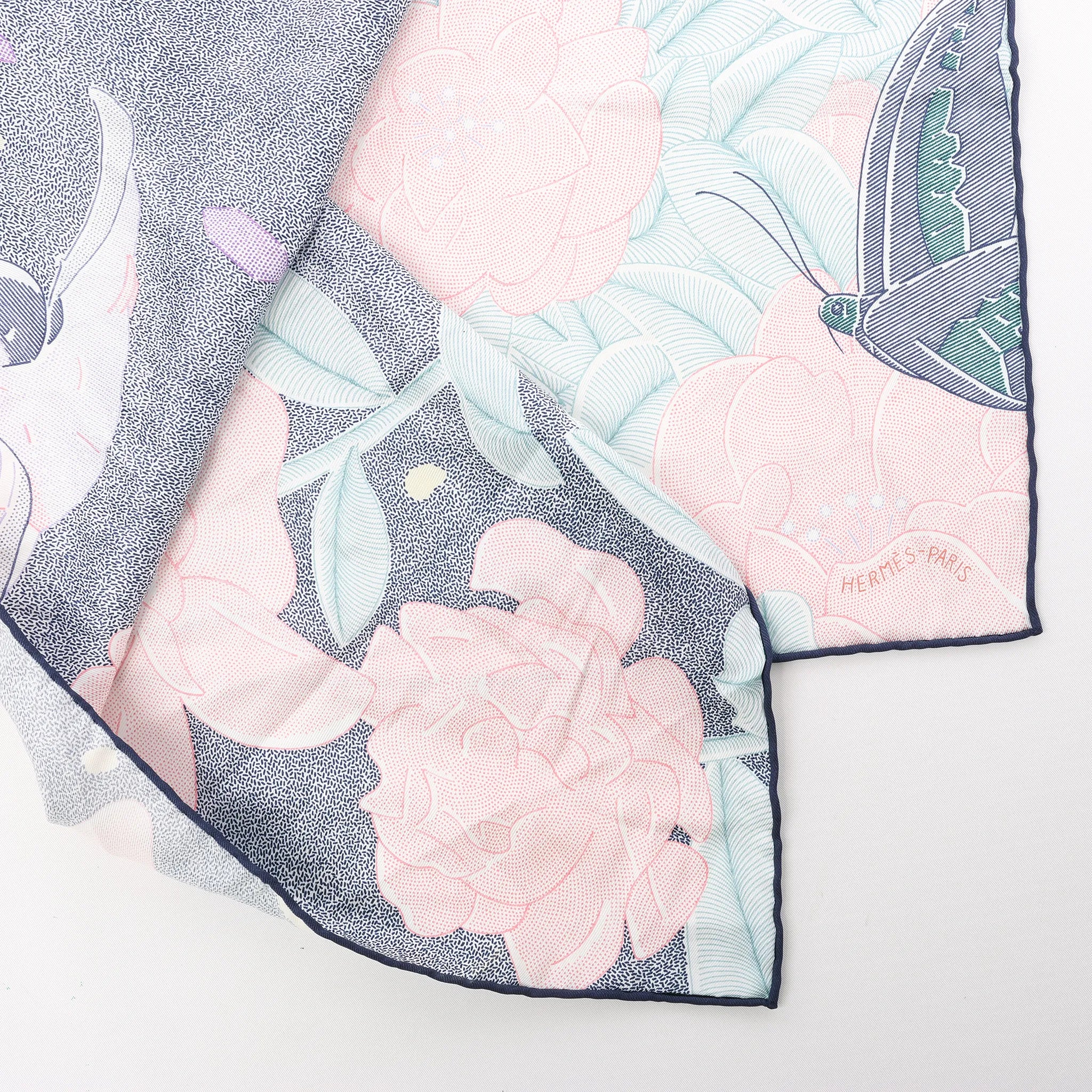 Hermès Carré 70 "Drunk by the wind" Silk handkerchief in Gray