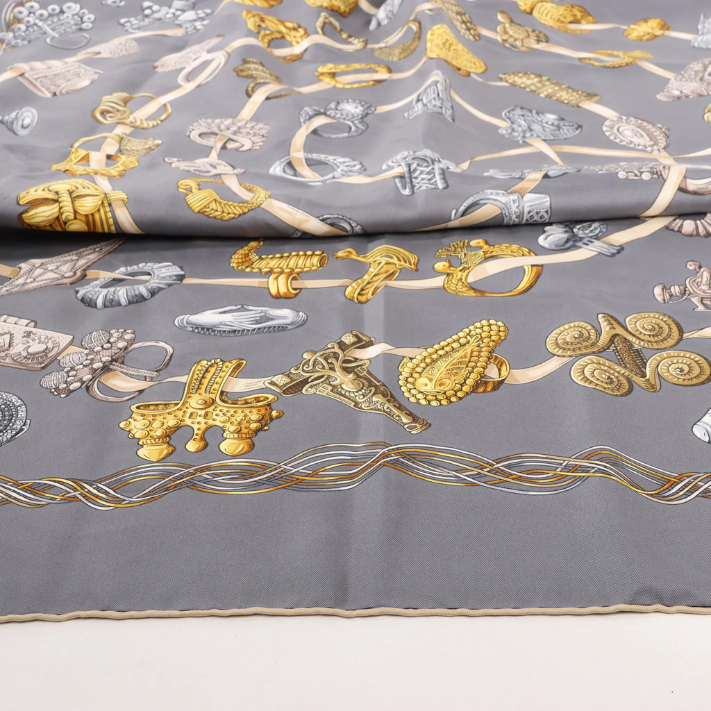 Hermès Carré 90 "ALLIANCES DU MONDE" Silk handkerchief in Gray