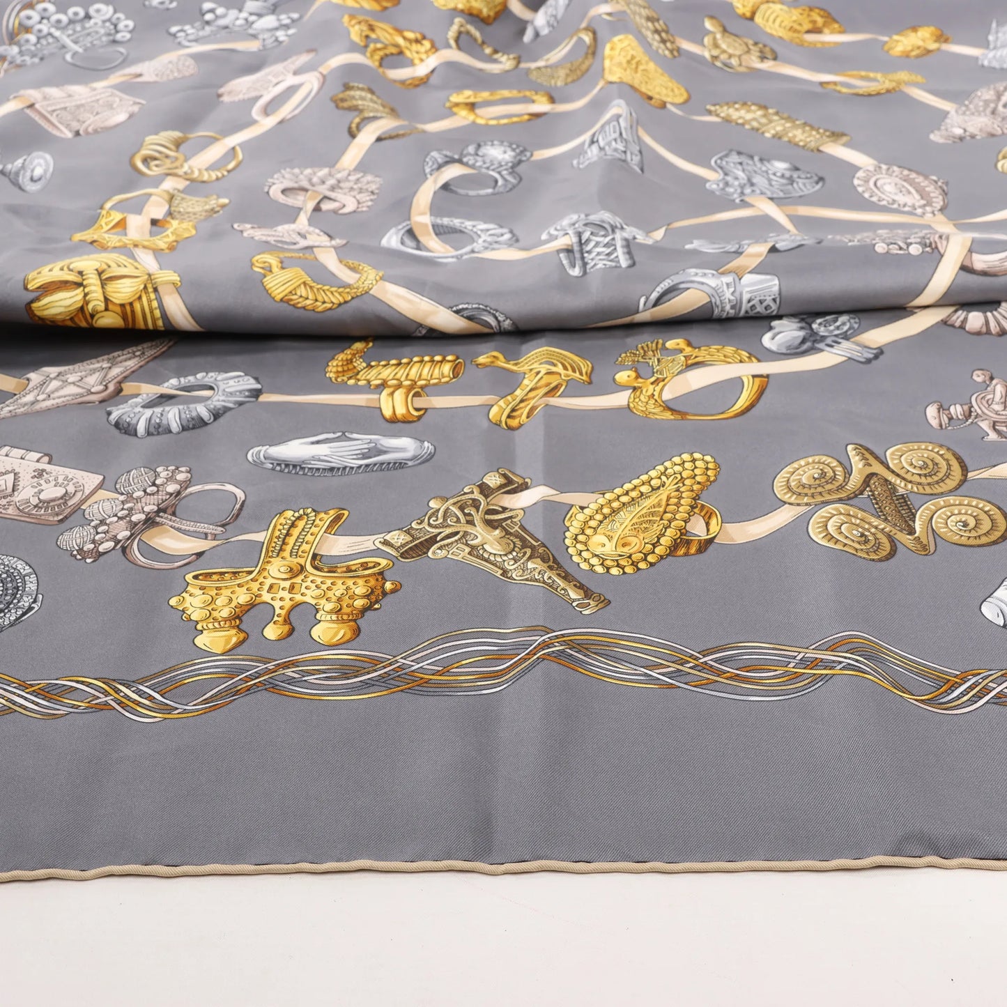 Hermès Carré 90 „ALLIANCES DU MONDE“ Seidentaschentuch in Grau