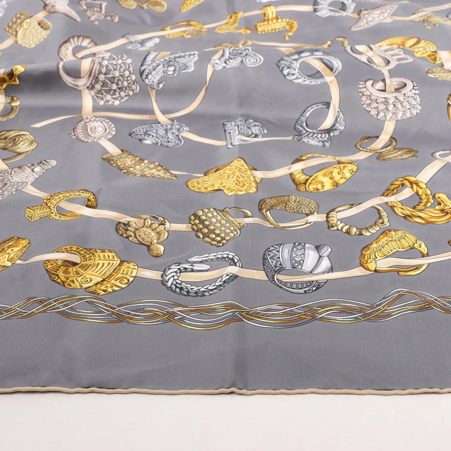 Hermès Carré 90 „ALLIANCES DU MONDE“ Seidentaschentuch in Grau